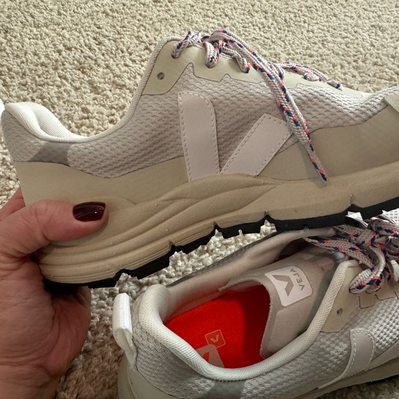 Veja sneakers in a neutral cream color - Picture 3 of 7